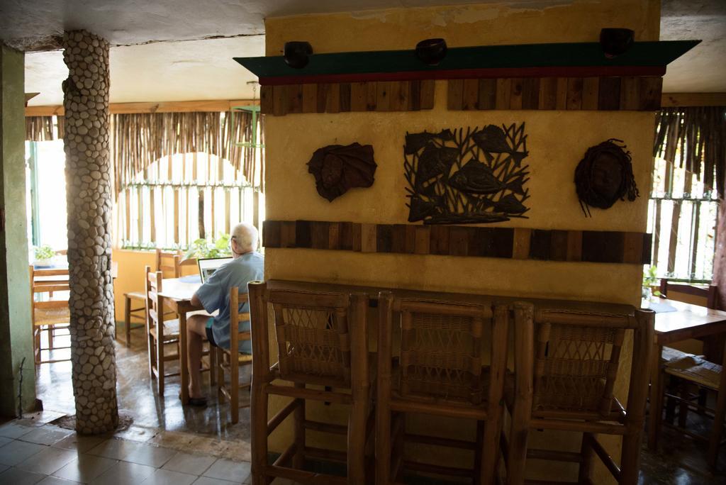 Hostal Dona Chava Педерналес Екстериор снимка